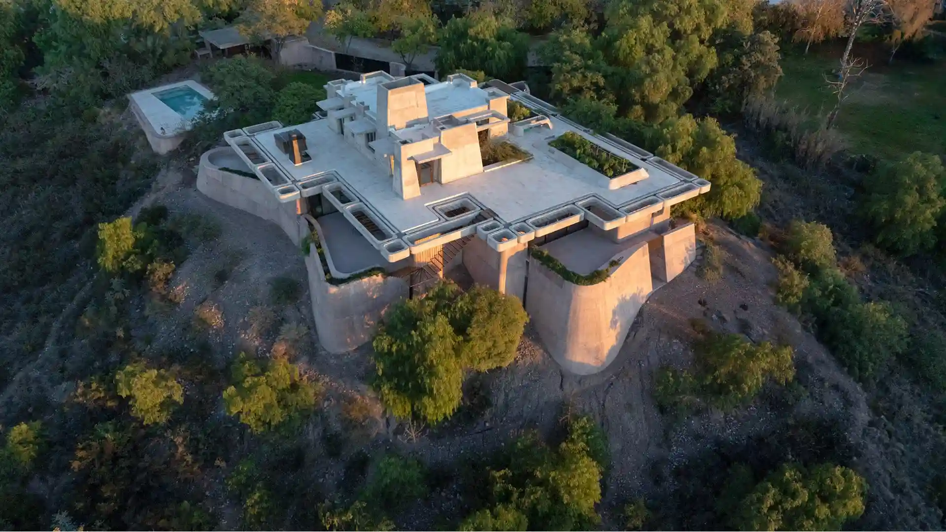 خانه بتنی بروتالیستی OF Studio در کوهستان آرژانتین 🏔️