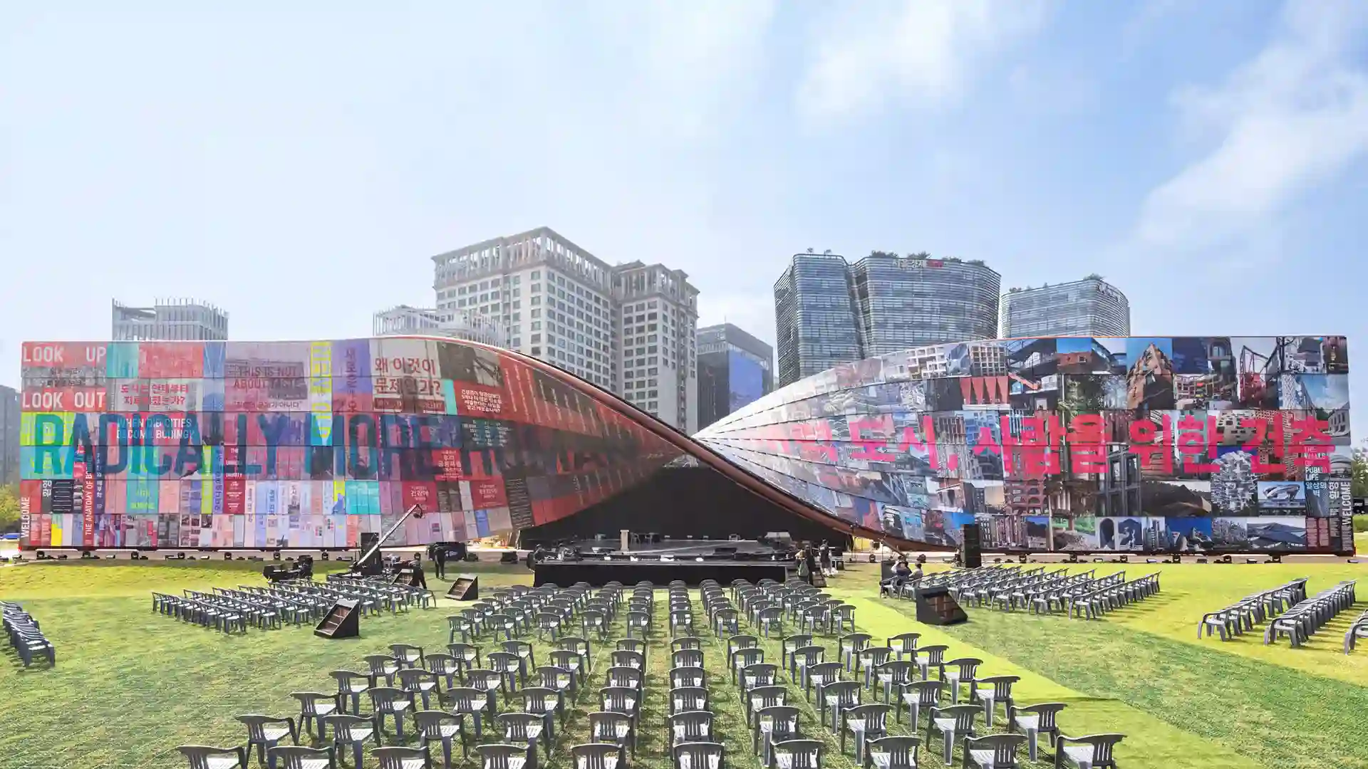 توماس هدریک «Humanise Wall» در سئول زیر تیغ نقد