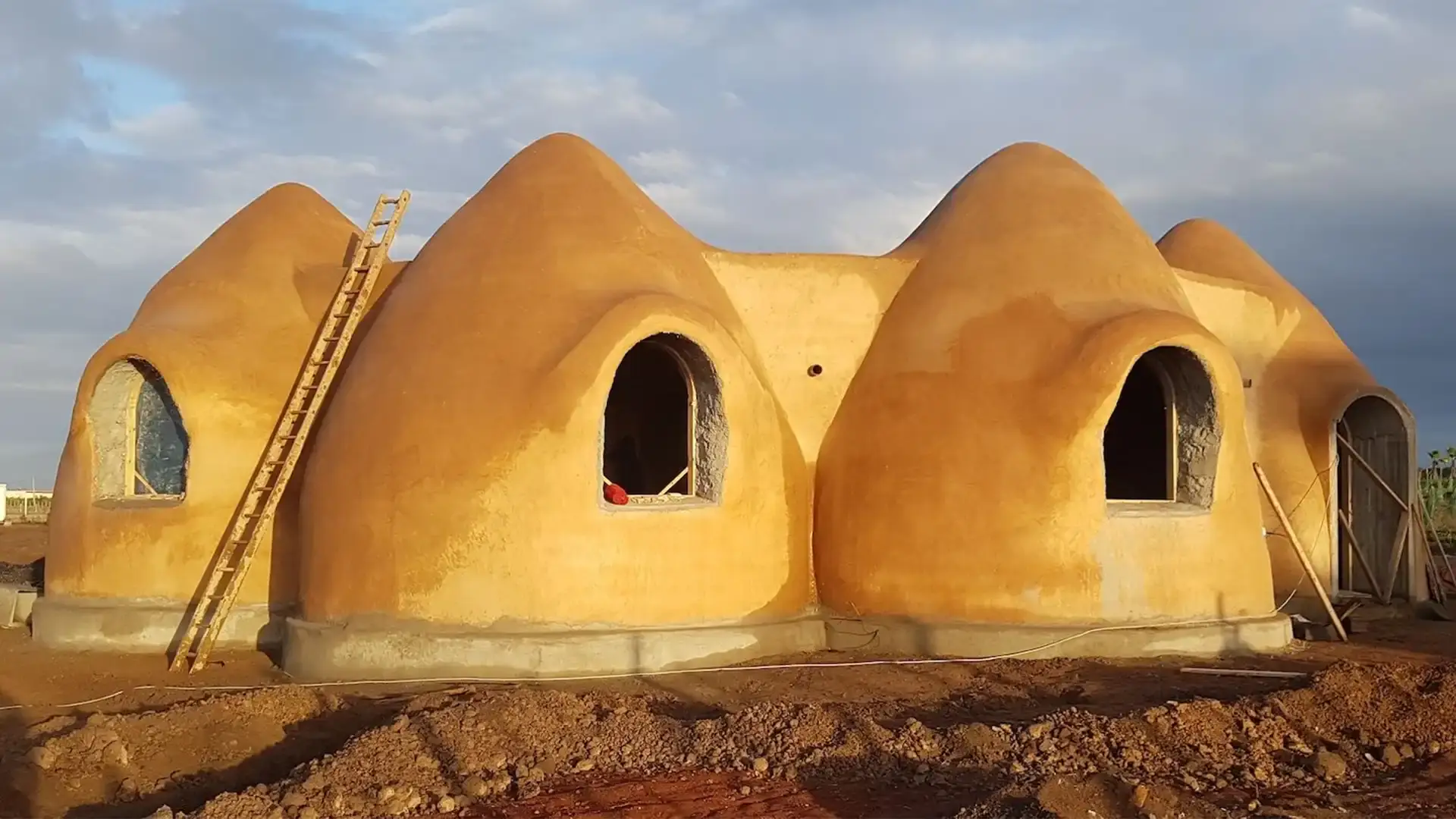 🏡 معماری ماجرا هرمز تحلیل سوپرادوبی، نوآوری و توسعه پایدار