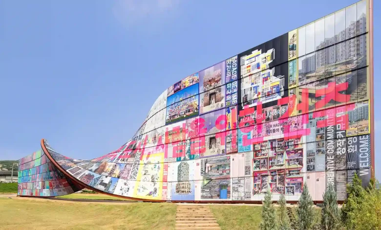 توماس هدریک «Humanise Wall» در سئول زیر تیغ نقد